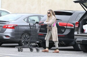 sarah-jessica-parker-stocking-up-on-groceries-in-ny-03-30-2020-9.jpg