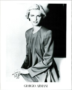 unk-1991-08vogueitalia18HDZOOM.thumb.jpg.b26de02c5eb2115bb730e1120b1ff181.jpg