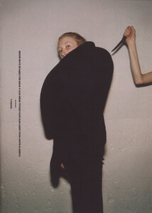 viktor_-rolf_haute_couture_collection_winter_99_photography_terry_richardson_concept_and_styling_olivier_zahm_katja_rahlwes_purple_number_2_winter_98_99_3.jpg