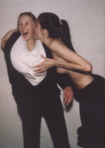 viktor_-rolf_haute_couture_collection_winter_99_photography_terry_richardson_concept_and_styling_oli-ier_zahm_katja_rahlwes_purple_number_2_winter_98_99_4.thumb.jpg.ca4eddb1542dd85e5321a514aff89da0.jpg