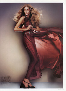 vogue-jp-oct-2004-4-a-free-spirit-005.jpg