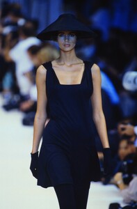 yohji-yamamoto-ss-1991-2.thumb.jpg.c0e15910b2f4341a6414d2e713f8b775.jpg