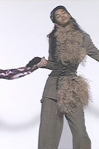 00007-miu-miu-paris-pre-fall-19.thumb.jpg.ecd404e434c0e77385cb2283a900745d.jpg