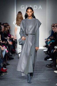 00033-Giada-RTW-Fall-2020.thumb.jpg.4ce68d4a7e9e3ccc50d91a21ebb3c03c.jpg
