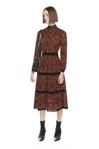 01-m-missoni-pre-fall-2017.thumb.jpg.859098afae66c68186e4f4e7679f5ff9.jpg