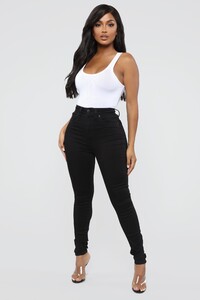 03-20-19_Studio_3_MA_12-01-37_46_LOLA_Black_P_1261_WG.jpg