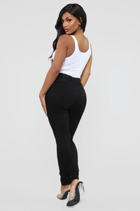 03-20-19_Studio_3_MA_12-02-02_46_LOLA_Black_P_1271_WG.jpg