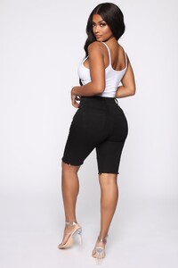 04-03-19_Studio_4_MS_08-49-36_10_UJK215B_Black_2073_KL.jpg