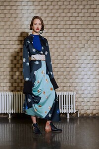 10-roksanda-prefall-2017.thumb.jpg.dcfcb06696af44513d9e14c681f4ee7d.jpg