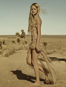 1021101459_VogueItalia-Marzo2016-5431.thumb.jpg.d1b76650fa5a5feb0a141f1468a26f3e.jpg