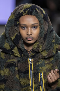 1022450853_MiuMiuFall2019DetailsgzNDFAfnCSJx.thumb.jpg.b5cffbc1a73f3707642568c1a599ddfe.jpg