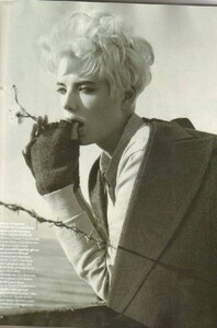 Vogue UK (August 2008) - The Angel Of The North - 014.jpg