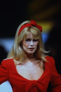 1047469589_claudia-schiffer(5).thumb.jpg.7fa8c17756e4595d3d91eef6afe9146c.jpg