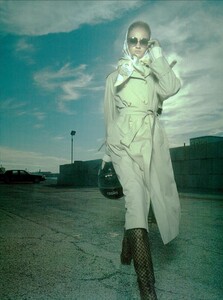 ARCHIVIO - Vogue Italia (December 1999) - Danger High Voltage - 018.jpg