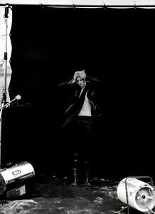 NumeroFrança_n72_Abril2006_phPeterLindbergh_MariacarlaBoscono_02.jpg