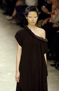 Yohji+Yamamoto+Spring+2002+X9WCeLDSoaxx.jpg