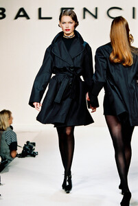 1076004668_Balenciaga1995WomenRTW11.thumb.jpg.84d3407f5522299ca4191e74613b3708.jpg