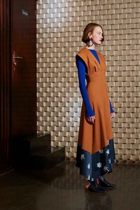 11-roksanda-prefall-2017.thumb.jpg.a0f0cc09be434916f9b54bad8b70dafe.jpg