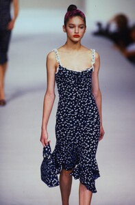 1100682349_korina-blumarine-ss-1997(5).thumb.jpg.5c78492600e0da1b227ef1e60a27f2fd.jpg