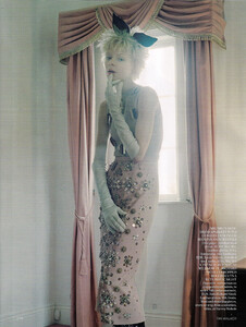 Vogue UK (October 2009) - The Lady Who Fell To Earth - 007.jpg