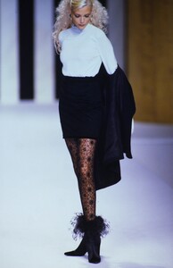 1194176961_valentino-fw-1994(14).thumb.jpg.49a1eb6b39624477c033cb95e75e0614.jpg