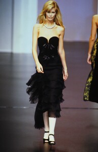 1215912764_valentino-fw-1995(49).thumb.jpg.93a41e92b2a5ef0ecef0c8a5d4bb7ea7.jpg