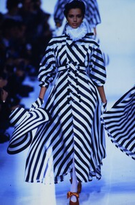 1264003608_dior-ss-1993(5).thumb.jpg.de0cce5613a7c23386d69fce0384ee84.jpg