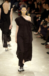 Yohji+Yamamoto+Spring+2002+3DeGCry_IC5x.jpg