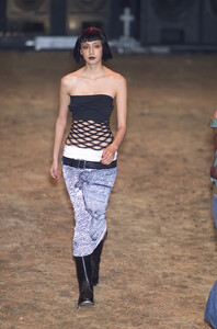 Jean+Paul+Gaultier+Spring+2001+Nh5RN9rRv3tx.jpg