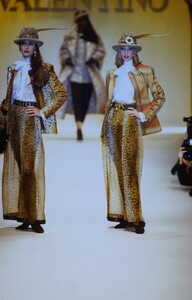 133260331_valentino-fw-1993(15).thumb.jpg.d67850d9e2a660465abea9a242936932.jpg