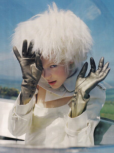 Vogue UK (October 2009) - The Lady Who Fell To Earth - 008.jpg