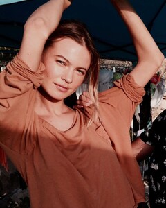 INGE  FONTEYNE on Instagram_ _Beautiful Bee _behat(JPG).jpg