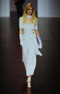 1484058073_valentino-fw-1995(63).thumb.jpg.84e4b47a86b319b06fc76bfebf3d8f46.jpg