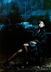 ARCHIVIO - Vogue Italia (December 2004) - A Romantic Allure - 009.jpg