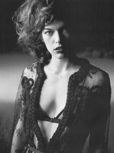Vogue Italia (October 2005) - Milla Jovovich - 004.jpg
