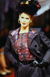 1602917948_dior-hc-fw-1995(6).thumb.jpg.5e0101c2c65e5219857eb54d7cd53bb8.jpg