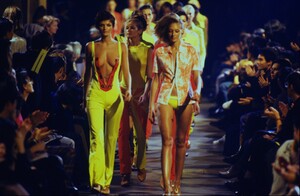 1677729279_dirk-bikkembergs-spring-1997(17).thumb.jpg.b9e740b4e1790bf777c4429cb8f0311c.jpg