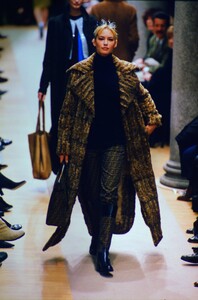 1679398746_fendi-fw-1996-2(2).thumb.jpg.aa2aede8d453e0dce876ef5ecbbf9b2e.jpg