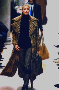 1802287103_fendi-fw-1996(1).thumb.jpg.41db6d68ae72322b3e13c3537e01c931.jpg