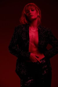 1853945061_redfashioneditorialsamsarfat-13.thumb.jpg.336f174fc2e9b998c27f7d69beafc2fb.jpg