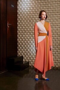 19-roksanda-prefall-2017.thumb.jpg.45560b83f42f0ff38642d39d0bd5fa0b.jpg