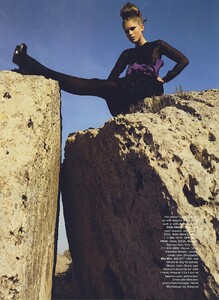 Harper's Bazaar US (August 2006) - The Shape of Things - 009.jpg