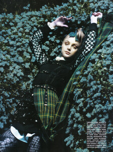 Vogue Italia (November 2008) - The Enchanted Garden - 009.jpg