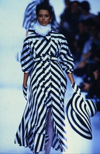 1962101473_dior-ss-1993(7).thumb.jpg.5df2b661710d1a71e618cc1c0cc1d92b.jpg