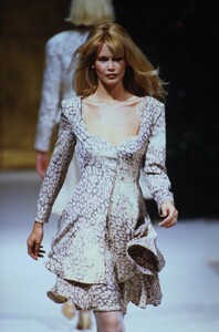 1991305892_claudia-schiffer(7).thumb.jpg.1dd8d52208de59430dbb1bd9e0744774.jpg