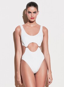 200116_FLEURDUMAL_SHOT_09_1392crop_2600x.jpg