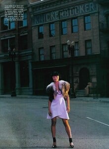 ARCHIVIO - Vogue Italia (December 2003) - Oriental Lure - 003.jpg