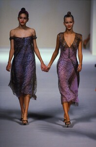 2032609689_korina-blumarine-ss-1997(8).thumb.jpg.3d6f2423d61914c69daadea3c41a9c16.jpg