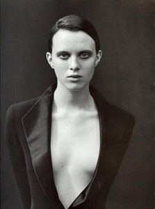 Vogue Italia (September 1997) - L'Immagine Incisiva - 003.jpg