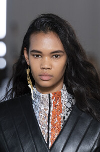 2076706164_GiambattistaValliFall2019DetailsWKD98xbLt1Gx.thumb.jpg.f7e581f64941571a7ab53feabfca32c6.jpg